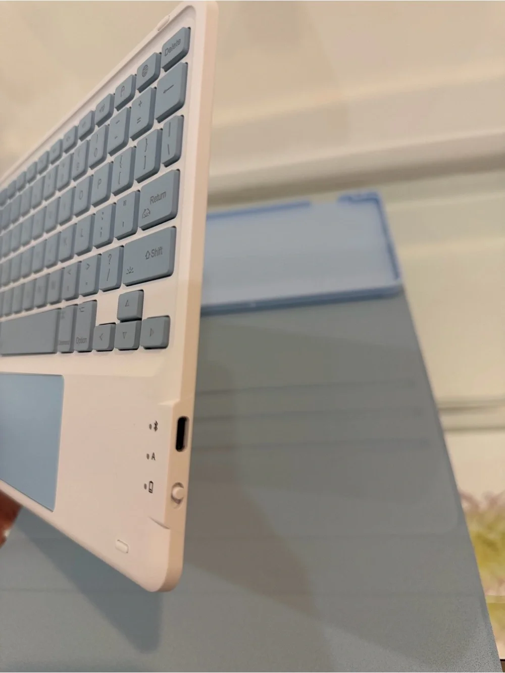 IPAD - Tablet Keyboard Case with Built-In Trackpad